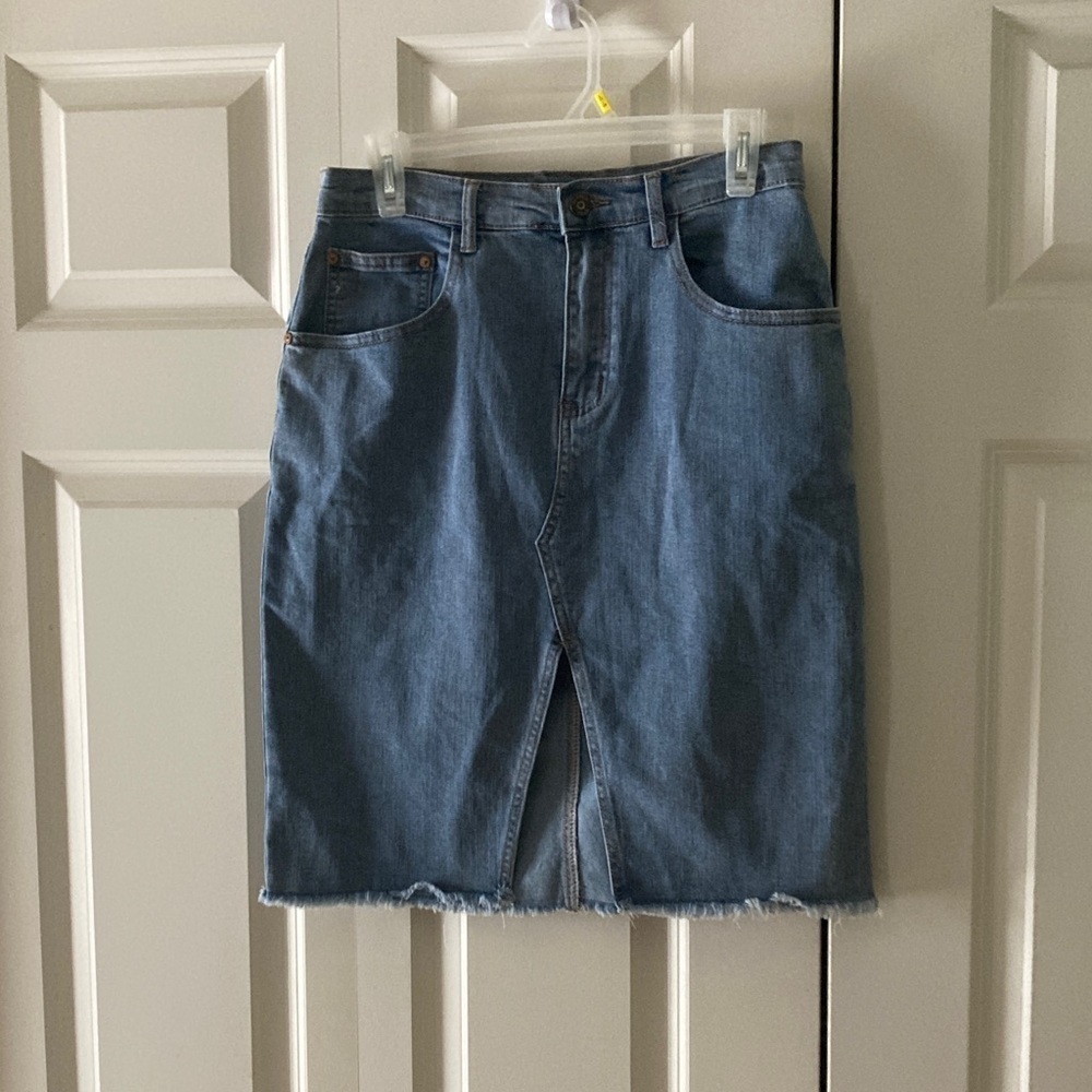 HG Happily Grey junior 5/26 5 pocket denim skirt light wash front slit raw hem